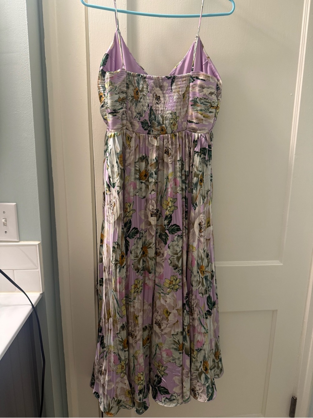 New without Tag ASTR Lavender Floral Pleated Midi Dress - Picture 3 of 3